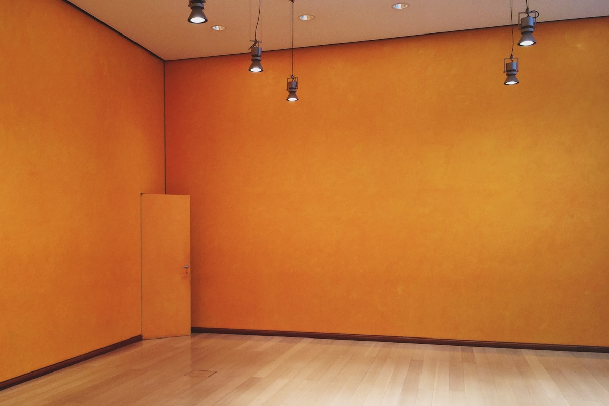 Habitación pintada en interiores